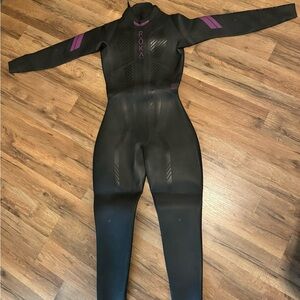 Roka women’s maverick full sleeve wetsuit